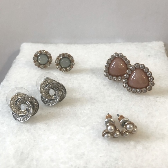 🔥SALE - any 4/$20. Costume Earrings - Picture 1 of 3